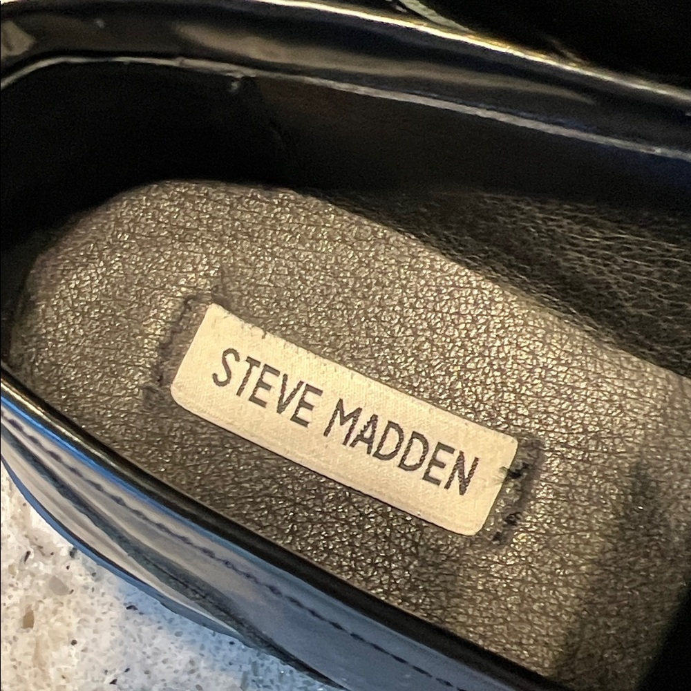 Steve Madden Black Patent Loafers with Gold Accent Size 7.5 - Picture 2 of 8